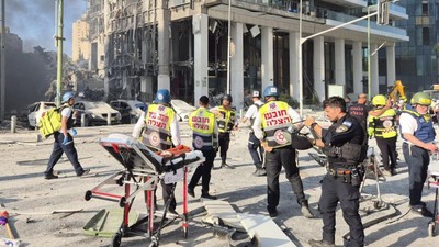 İran, İsrail'de borsa binasını vurdu! İşte o anlar...